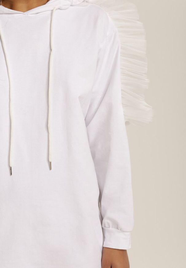 Renee - Biała Bluza Amalithilei. Kolor: biały. Materiał: dzianina, dresówka, tiul, jeans. Długość rękawa: długi rękaw. Długość: długie. Wzór: aplikacja