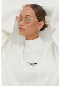 Tommy Jeans sweter damski kolor beżowy z półgolfem. Kolor: beżowy. Materiał: poliester, dzianina. Długość rękawa: raglanowy rękaw #4