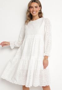Born2be - Biała Ażurowa Rozkloszowana Sukienka z Bawełny Edilavia. Okazja: na imprezę, do pracy, na co dzień. Kolor: biały. Materiał: bawełna. Wzór: ażurowy. Sezon: lato. Styl: elegancki, casual #3