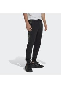 Adidas - Polarowy strój do joggingu adidas Essentials. Kolor: czarny. Materiał: polar. Wzór: nadruk. Sport: fitness, bieganie #1