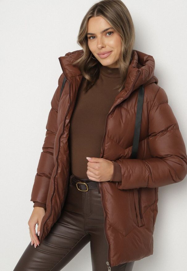 Born2be - Brązowa Pikowana Kurtka z Kapturem Ozdobiona Sznurkami Olittia. Okazja: na co dzień. Typ kołnierza: kaptur. Kolor: brązowy. Wzór: aplikacja. Styl: casual