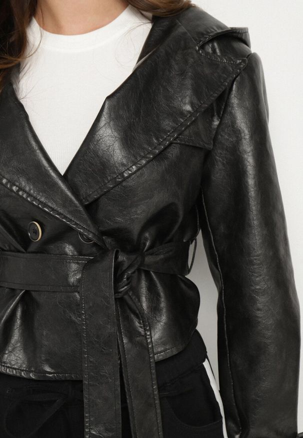 Born2be - Czarna Krótka Kurtka Typu Trencz z Imitacji Skóry z Kapturem i Wiązanym Paskiem Nilianiela. Okazja: na co dzień. Typ kołnierza: kaptur. Kolor: czarny. Materiał: skóra. Długość: krótkie. Wzór: paski. Styl: klasyczny, casual, elegancki