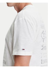 Tommy Jeans T-Shirt Archive Logos DM0DM21584 Biały Relaxed Fit. Kolor: biały. Materiał: bawełna #5