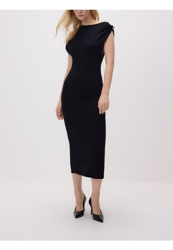 Reserved - Sukienka z ozdobnym detalem - czarny. Kolor: czarny. Materiał: dzianina, wiskoza