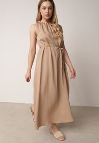 Born2be - Beżowa Wiskozowa Sukienka Bez Rękawów z Warkoczowym Splotem przy Dekolcie Shirineli. Okazja: na co dzień. Kolekcja: plus size. Kolor: beżowy. Materiał: wiskoza. Długość rękawa: bez rękawów. Wzór: ze splotem. Typ sukienki: dla puszystych, proste. Styl: boho, casual, klasyczny, elegancki #2