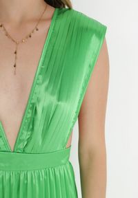Born2be - Zielona Sukienka Aedice. Typ kołnierza: dekolt w kształcie V. Kolor: zielony. Długość rękawa: na ramiączkach. Typ sukienki: rozkloszowane. Styl: elegancki. Długość: maxi #2