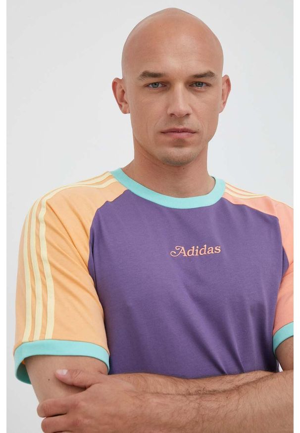adidas Originals t-shirt bawełniany kolor fioletowy wzorzysty. Kolor: fioletowy. Materiał: bawełna. Długość rękawa: krótki rękaw. Długość: krótkie. Wzór: aplikacja. Styl: klasyczny