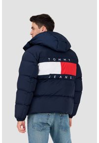 Tommy Jeans - TOMMY JEANS Granatowa puchowa kurtka z dużym logo Alaska. Kolor: niebieski. Materiał: puch. Styl: elegancki, klasyczny