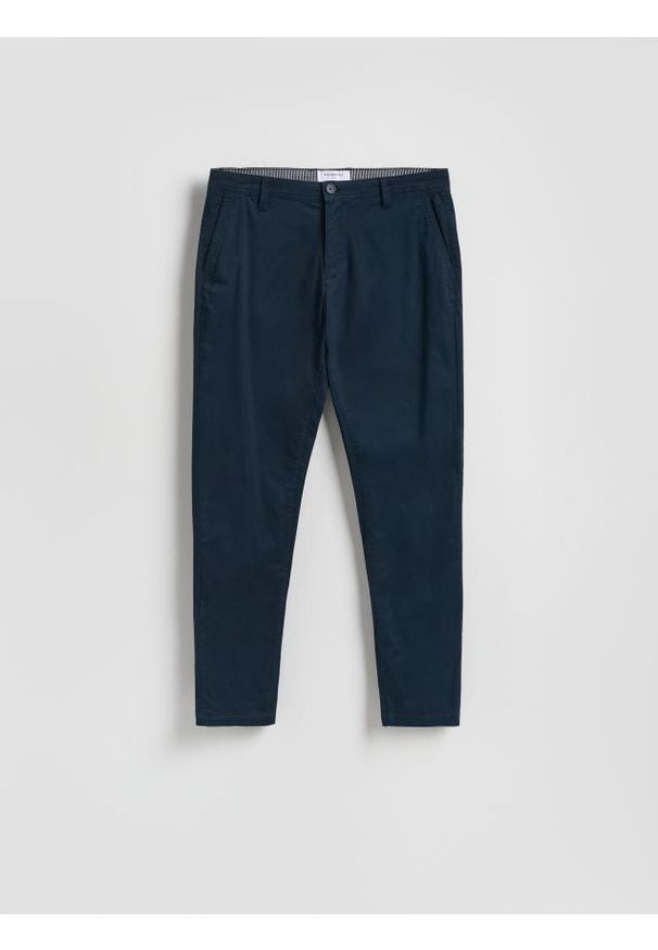 Reserved - Spodnie chino slim fit - granatowy. Kolor: niebieski. Materiał: tkanina, bawełna