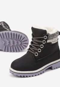 Born2be - Czarne Płaskie Sznurowane Traperki z Ozdobnym Napisem Nalovia. Okazja: na co dzień. Kolor: czarny. Materiał: jeans. Wzór: napisy. Sezon: zima, jesień. Styl: casual, elegancki #3