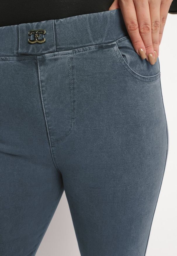 Born2be - Niebieskie Spodnie Skinny z Gumką w Pasie Ozdobioną Klamerką Lewanqila. Okazja: na co dzień. Kolor: niebieski. Wzór: aplikacja. Styl: casual