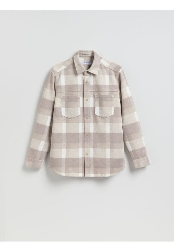 Reserved - Koszula z imitacji zamszu regular fit - beżowy. Kolor: beżowy. Materiał: zamsz