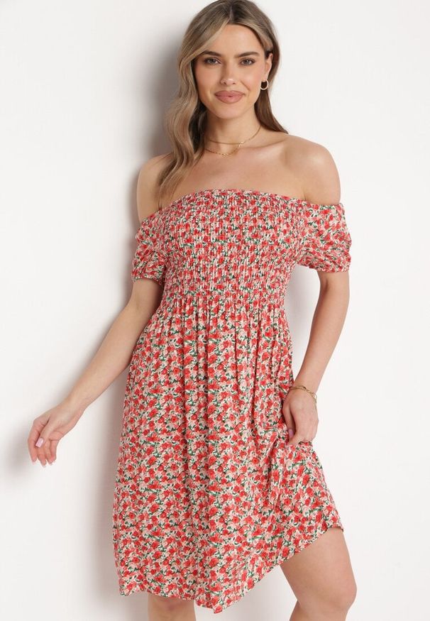 Born2be - Czerwona Wiskozowa Sukienka Hiszpanka z Gumkami w Pasie Valdina. Okazja: na co dzień. Typ kołnierza: dekolt hiszpanka. Kolor: czerwony. Materiał: wiskoza. Długość rękawa: krótki rękaw. Sezon: lato. Styl: casual, wakacyjny