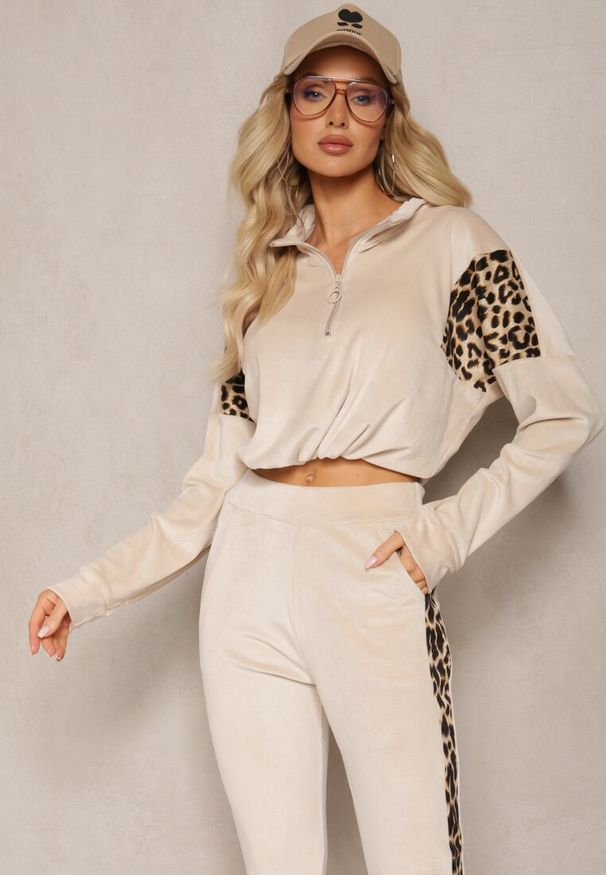 Renee - Beżowy Komplet Dresowy z Weluru z Krótką Bluzą i Spodniami Joggerami z Panterkowym Wzorem Limitta. Kolor: beżowy. Materiał: welur, dresówka
