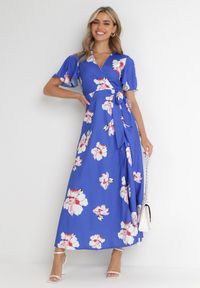 Born2be - Ciemnoniebieska Sukienka Diokharei. Kolor: niebieski. Materiał: wiskoza. Długość rękawa: krótki rękaw. Wzór: kwiaty. Typ sukienki: kopertowe. Długość: maxi #5