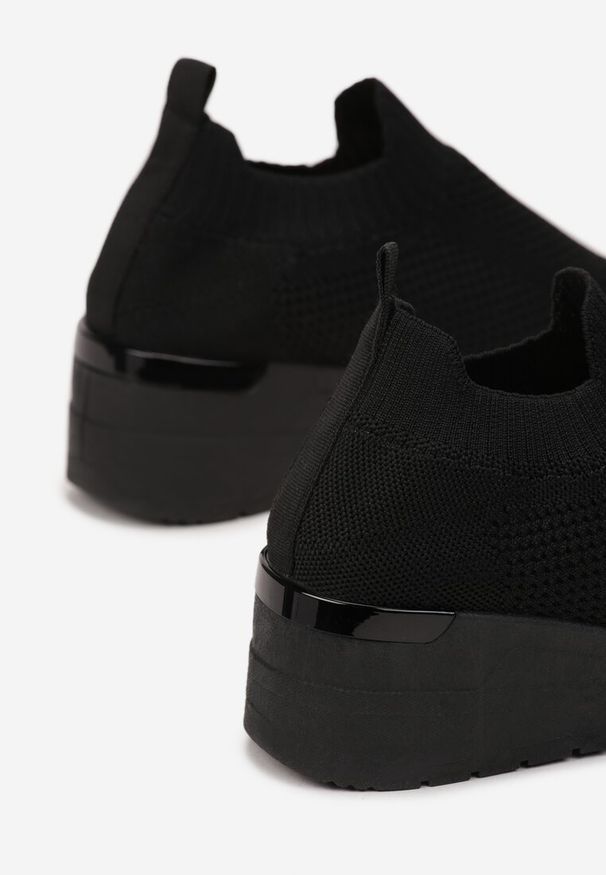 Born2be - Czarne Buty Sportowe Pyrhis. Zapięcie: bez zapięcia. Kolor: czarny. Materiał: materiał. Szerokość cholewki: normalna. Wzór: aplikacja. Obcas: na koturnie