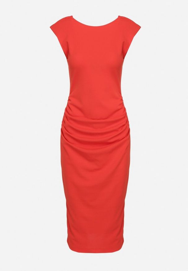 Born2be - Czerwona Taliowana Sukienka Bez Rękawów z Ozdobnym Marszczeniem Lunala. Okazja: na co dzień. Kolor: czerwony. Materiał: skóra. Długość rękawa: bez rękawów. Styl: casual