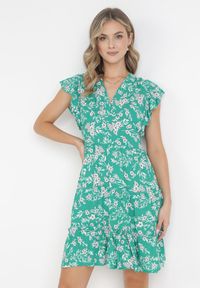 Born2be - Zielona Sukienka Rozkloszowana z Falbankami Pillia. Typ kołnierza: kołnierz z falbankami. Kolor: zielony. Typ sukienki: kopertowe. Długość: mini #4