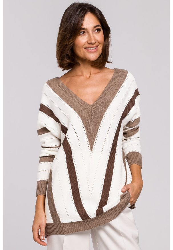 e-margeritka - Sweter oversize z dekoltem brąz - l/xl. Kolor: brązowy. Materiał: akryl, materiał. Długość: krótkie. Wzór: ze splotem, ażurowy
