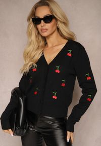Renee - Czarny Kardigan Ozdobiony Haftem w Kształcie Wisienek Nirinia. Okazja: na co dzień. Kolor: czarny. Materiał: jeans. Wzór: aplikacja, haft. Styl: elegancki, casual #3