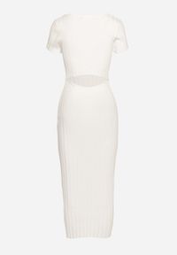 Born2be - Biała Sukienka o Dopasowanym Fasonie z Wycięciem na Plecach i Kwadratowym Dekoltem Vosalina. Okazja: na co dzień. Typ kołnierza: dekolt kwadratowy. Kolor: biały. Długość rękawa: krótki rękaw. Typ sukienki: dopasowane, proste. Styl: casual #4