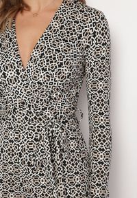 Born2be - Biało-Czarny Wzorzysty Kombinezon z Długim Rękawem i Szerokimi Spodniami z Wiązaniem w Pasie Vilati. Kolor: czarny. Długość rękawa: długi rękaw. Długość: długie. Wzór: geometria. Styl: elegancki #6