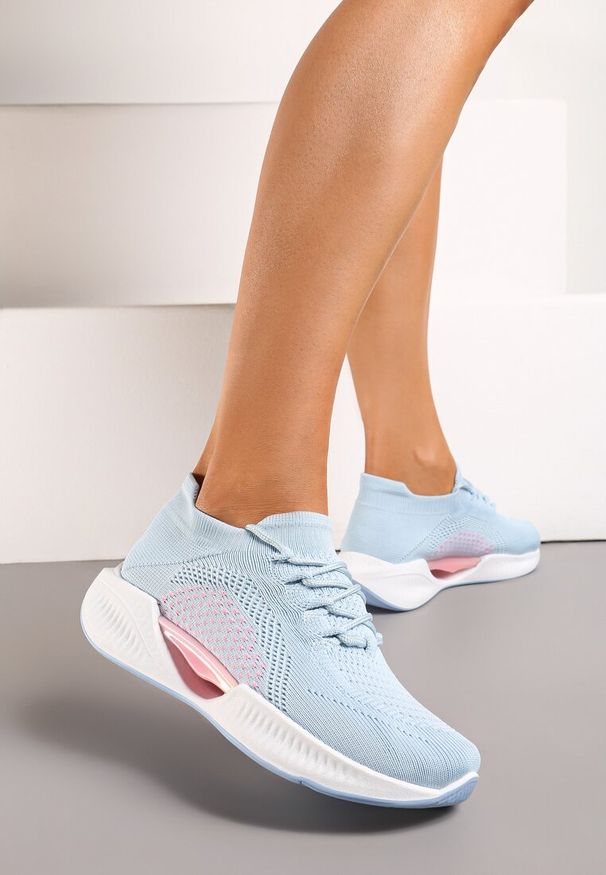 Born2be - Niebieskie Wsuwane Buty Sportowe z Siateczki z Ozdobną Wstawką na Podeszwie Winnstona. Nosek buta: okrągły. Zapięcie: bez zapięcia. Kolor: niebieski. Materiał: materiał. Obcas: na obcasie. Wysokość obcasa: niski