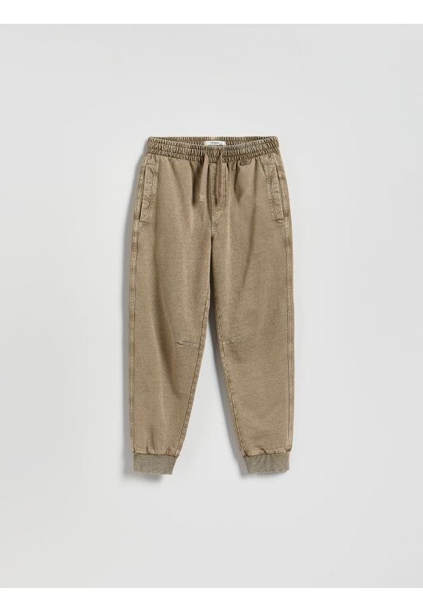 Reserved - Joggery z efektem sprania - brązowy. Kolor: brązowy. Materiał: dzianina, bawełna