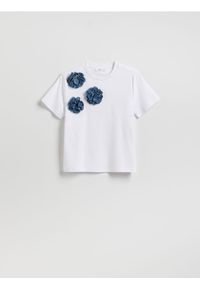Reserved - T-shirt z kwiatową aplikacją - biały. Kolor: biały. Materiał: bawełna. Wzór: aplikacja, kwiaty