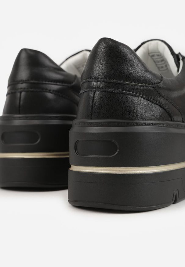 Renee - Czarne Skórzane Sneakersy na Koturnie Ozdobione Metalicznymi Aplikacjami Acaledice. Okazja: na co dzień. Kolor: czarny. Materiał: skóra. Wzór: aplikacja. Obcas: na koturnie