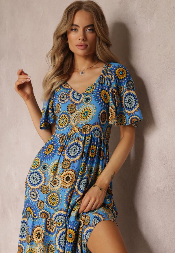 Renee - Niebieska Wiskozowa Sukienka Maxi w Kwiaty z Rozkloszowanym Dołem i Falbanką Pathna. Okazja: na co dzień. Kolor: niebieski. Materiał: wiskoza. Długość rękawa: krótki rękaw. Wzór: kwiaty. Styl: casual. Długość: maxi