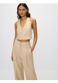 Reserved - Kamizelka z dekoltem halter - beżowy. Typ kołnierza: dekolt halter. Kolor: beżowy. Materiał: wiskoza, tkanina. Długość: krótkie. Wzór: gładki #1