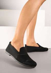 Renee - Czarne Mokasyny z Elastyczną Cholewką i Perforowanym Zdobieniem Tavellis. Nosek buta: okrągły. Kolor: czarny. Materiał: materiał. Szerokość cholewki: normalna. Wzór: aplikacja. Sezon: lato. Obcas: na obcasie. Wysokość obcasa: niski #4