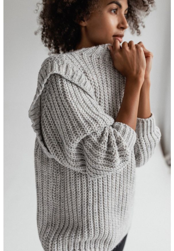 Sweter typu oversize z pagonami szary - CAMBRIDGE by Marsala. Kolor: szary. Materiał: wełna, akryl. Wzór: ze splotem. Sezon: jesień, zima