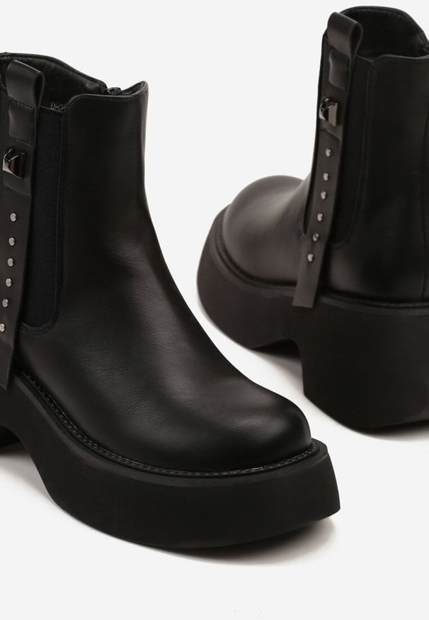 Born2be - Czarne Botki Sztyblety na Platformie z Metalicznymi Zdobieniami przy Cholewce Tulirina. Okazja: na co dzień. Zapięcie: zamek. Kolor: czarny. Materiał: jeans, skóra. Szerokość cholewki: normalna. Wzór: aplikacja. Obcas: na platformie. Styl: casual, rockowy