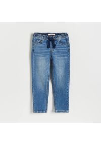 Reserved - Elastyczne jeansy carrot - Niebieski. Kolor: niebieski