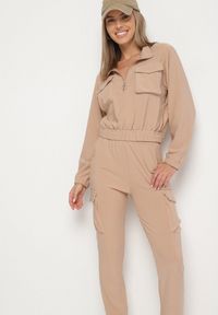 Born2be - Ciemnobeżowy Komplet Dresowy w Stylu Cargo Bluza na Suwak i Joggery Sitene. Kolor: beżowy. Materiał: dresówka. Sport: turystyka piesza #6