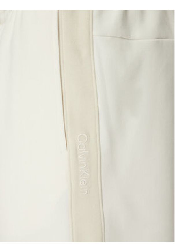 Calvin Klein Jeans Szorty sportowe Logo Tape J30J327246 Écru Regular Fit. Materiał: bawełna, syntetyk. Styl: sportowy