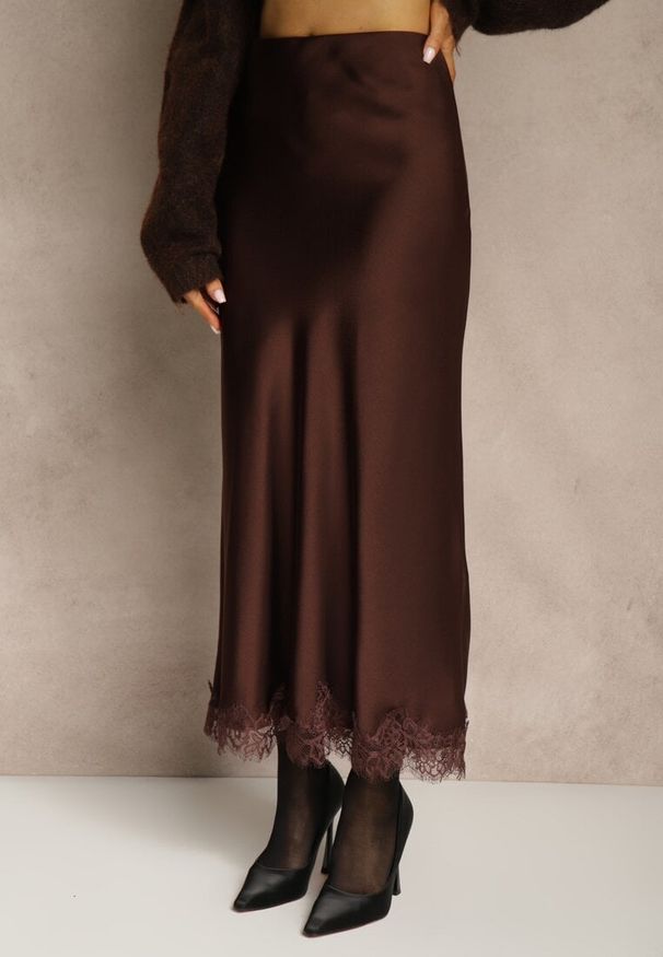 Renee - Brązowa Spódnica z Satyny Zdobiona Koronką Marefera. Okazja: na co dzień. Kolor: brązowy. Materiał: satyna, koronka. Wzór: aplikacja, koronka. Styl: casual