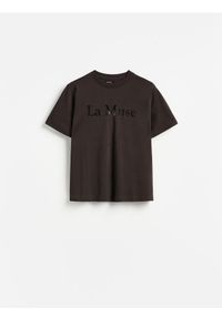 Reserved - Bawełniany t-shirt z nadrukiem - ciemnobrązowy. Kolor: brązowy. Materiał: bawełna. Wzór: nadruk