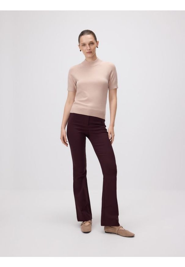 Reserved - Spodnie flare z wiskozą - burgundowy. Kolor: czerwony. Materiał: wiskoza