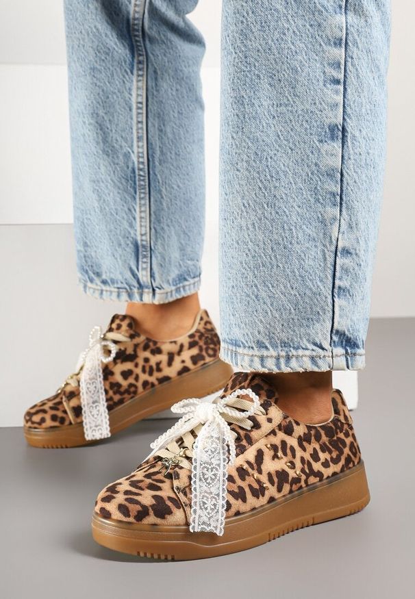 Born2be - Panterkowe Sneakersy na Grubej Podeszwie z Ozdobnymi Kokardkami Divelia. Okazja: na co dzień. Materiał: jeans. Wzór: aplikacja. Sezon: lato