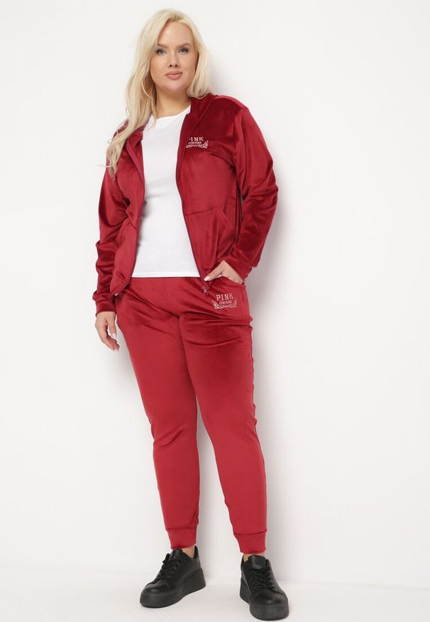 Born2be - Bordowy Welurowy Komplet Dresowy z Rozpinaną Bluzą i Luźnymi Spodniami Malinass. Kolor: czerwony. Materiał: dresówka, welur. Sport: turystyka piesza