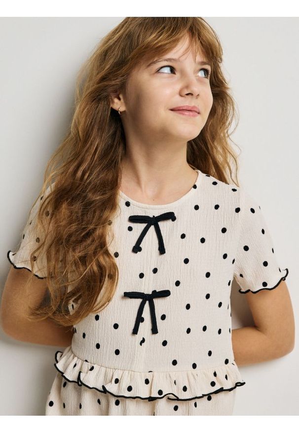 Reserved - Kombinezon w kropki - kremowy. Kolor: kremowy. Materiał: dzianina. Wzór: kropki