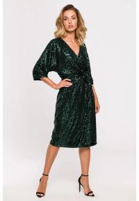 MOE - Sukienka cekinowa midi z wiązaniem kopertowy dekolt zielona. Okazja: na imprezę. Typ kołnierza: dekolt kopertowy. Kolor: zielony. Typ sukienki: kopertowe. Styl: wizytowy. Długość: midi #1