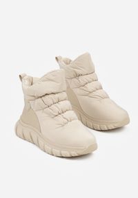 Renee - Ciemnobeżowe Śniegowce na Platformie z Tłoczeniem i Pikowaną Cholewką Resisia. Okazja: na co dzień. Kolor: beżowy. Materiał: puch. Szerokość cholewki: normalna. Sezon: zima. Obcas: na platformie. Styl: casual #5