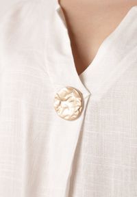 Born2be - Biała Pudełkowa Sukienka z Lnem i Wiskozą Zdobiona Metalicznym Guzikiem Phisoth. Okazja: na co dzień, do pracy, na spotkanie biznesowe. Kolekcja: plus size. Kolor: biały. Materiał: wiskoza, len. Wzór: aplikacja. Sezon: lato. Typ sukienki: dla puszystych, proste. Styl: casual, biznesowy, elegancki #4