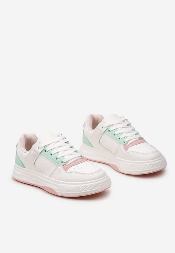 Born2be - Biało-Różowe Sneakersy Ozdobione Kolorowymi Naszywkami Utaria. Kolor: biały. Wzór: kolorowy, aplikacja