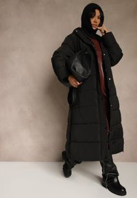 Renee - Czarna Długa Kurtka Zimowa z Pikowanymi Przeszyciami Kapturem i Suwakami Mevanesa. Okazja: na co dzień. Kolekcja: plus size. Kolor: czarny. Materiał: zamsz, jeans. Długość: długie. Sezon: zima. Styl: casual, elegancki #1