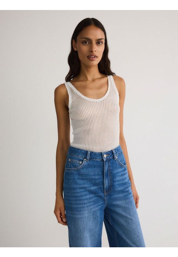 Reserved - Body z efektem świecenia - biały. Kolor: biały. Materiał: wiskoza. Wzór: ze splotem